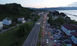 Karadeniz Sahil Yolu'nda bayram dönüşü yoğunluğu