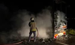 Mardin’de Geceyi Aydınlatan TIR Yangınları: 2 Araç Küle Döndü