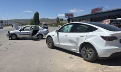 İki otomobilin çarpıştığı kazada 2 kişi yaralandı