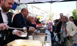 İl Başkanı Albayrak, vatandaşlara aşure ikram etti
