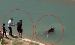 Akıntıya kapılan 2 kişiyi halat ve çekpasla sudan çıkardılar