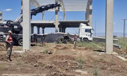 Fabrika inşaatında beton blok, işçilerin üzerine düştü