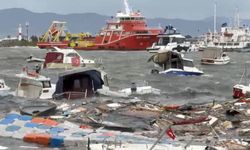 Fırtınadan geriye kalan batık tekneler temizleniyor