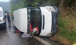 İzmir'de işçi servisi devrildi