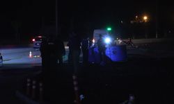 Kaldırıma çarpan motosiklet metrelerce savruldu