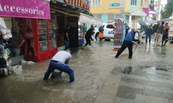 Kırşehir'de 15 araç selde mahsur kaldı, 20 iş yerini su bastı!