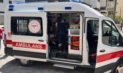 Merdiven boşluğuna düşüp yaralandı