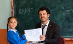 Okulun tek öğrencisi İlayda'nın karne sevinci