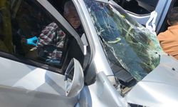 Otomobiller çarpıştı