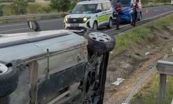 Polatlı’da feci kaza: Otomobil refüje çarpıp takla attı, 2 yaralı