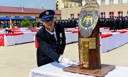 Polis adayı,  kız arkadaşına evlilik teklifi etti