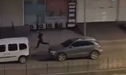 Sultangazi'de otomobil aydınlatma direğine çarptı