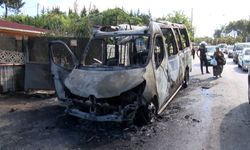 Ümraniye'de seyir halindeki yolcu minibüsü yandı