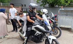 Yanlış okula giden YKS adayını trafik polisi yetiştirdi