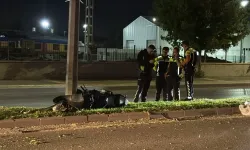 Sivas'ta motosiklet aydınlatma direğine çarptı: