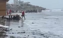 Adana'da sağanak ve hortum çıktı, yine de denize girdiler!