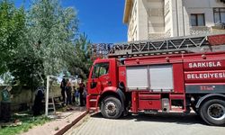 Ağaçta mahsur kalan otizmli çocuğu itfaiye kurtardı