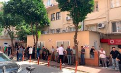 Boşanma aşamasındaki eşini kızlarının gözü önünde öldürdü