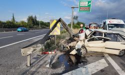 Düzce'de otomobil bariyerlere çarptı: 3 yaralı