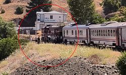 Elazığ'da Korkutan Kaza! Yolcu Treni Hemzemin Geçitte Otomobile Çarptı
