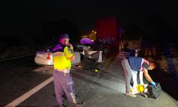Emniyet şeridindeki TIR'a çarpan otomobilde 2 kişi hayatını kaybetti