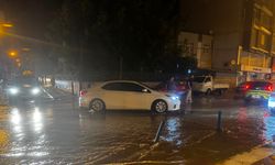 Erdek'te sağanak ve fırtına hayatı felç etti