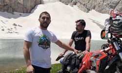 Erzincan'da 2 bin 500 rakımda sıra dışı görüntü: Buz tutan gölde kayak yaptı
