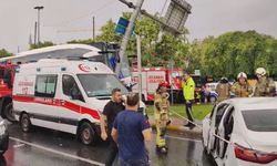 Eyüpsultan'da yolcu otobüsü otomobile çarptı