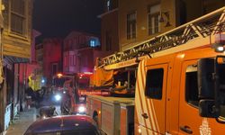 Fatih'te çatıda çıkan yangında itfaiye eri yaralandı