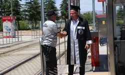 Güvenlik görevlisiydi, hayalinin peşinden gitti: Kampüste çalıştığı üniversiteden gazeteci olarak mezun oldu