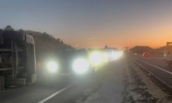 Hurda yüklü TIR devrildi: Yola saçılan yük otomobile zarar verdi