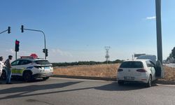Kilis'te otomobil yön tabelasının direğine çarptı: 2 yaralı