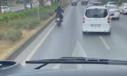 Motosiklet sürücüsü, itfaiye aracına yolu açtı