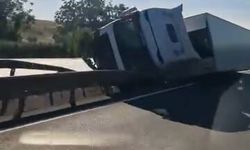 TIR, refüjdeki bariyerlere çarpıp devrildi!