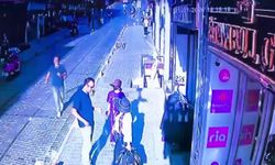 Yolda yürüyen turistlerin cüzdanını çalan 2 çocuk yakalandı
