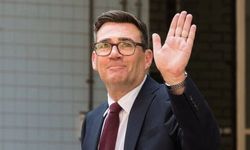 İngiltere'de Starmer İstifa Etti, Burnham Göreve Geldi