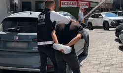 İzmir'de oto galeriyi kurşunlayan 2 şüpheli tutuklandı