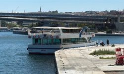 İstanbul Boğazı'nda tur teknesi köprü ayağına çarptı: 1 kişi denizde kayboldu