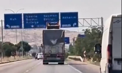 Damperi Açık Kalan Kamyon, 6 Metrelik Yön Tabelalarını Yıktı!