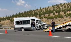 Ankara Çevre Yolu'nda minibüs TIR'a çarptı: 7 yaralı