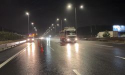 Çekmeköy’de yağış nedeniyle kayan TIR bariyere çarptı