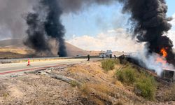 Devrilen madeni yağ yüklü TIR alev aldı