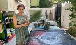 Emekli öğretmen, evinin bahçesini sanat atölyesi yaptı!