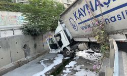 Esenler'de Kumaş Yüklü TIR Dere Yatağına Düştü