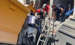 Freni boşaldığı öne sürülen kamyon, binanın duvarına çarptı