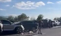 Hendek'te Korkutan Kaza: 12 Araç Karıştı, 6 Kişi Yaralandı