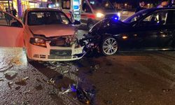İnegöl’de iki otomobil kafa kafaya çarpıştı: 2 yaralı