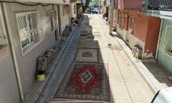İzmir'de Bozuk Yollara Halılı Çözüm