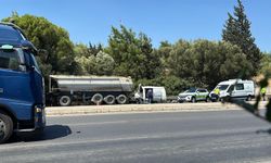 İzmir’de minibüs TIR’a arkadan çarptı