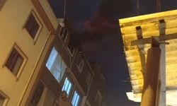 Küçükçekmece’de 5 Katlı Binanın Çatısı Alevlere Teslim Oldu